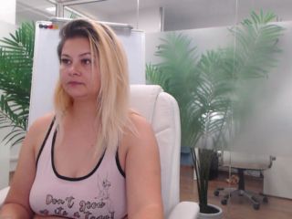 Curvy_Blondie